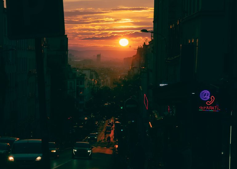 Rue de ville au coucher du soleil avec trafic et lumière dorée