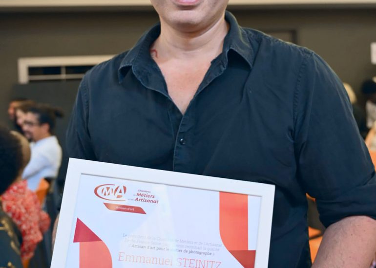 Emmanuel Steinitz tenant son diplôme de qualité d’Artisan d’Art Photographe à la CMA de Bobigny.