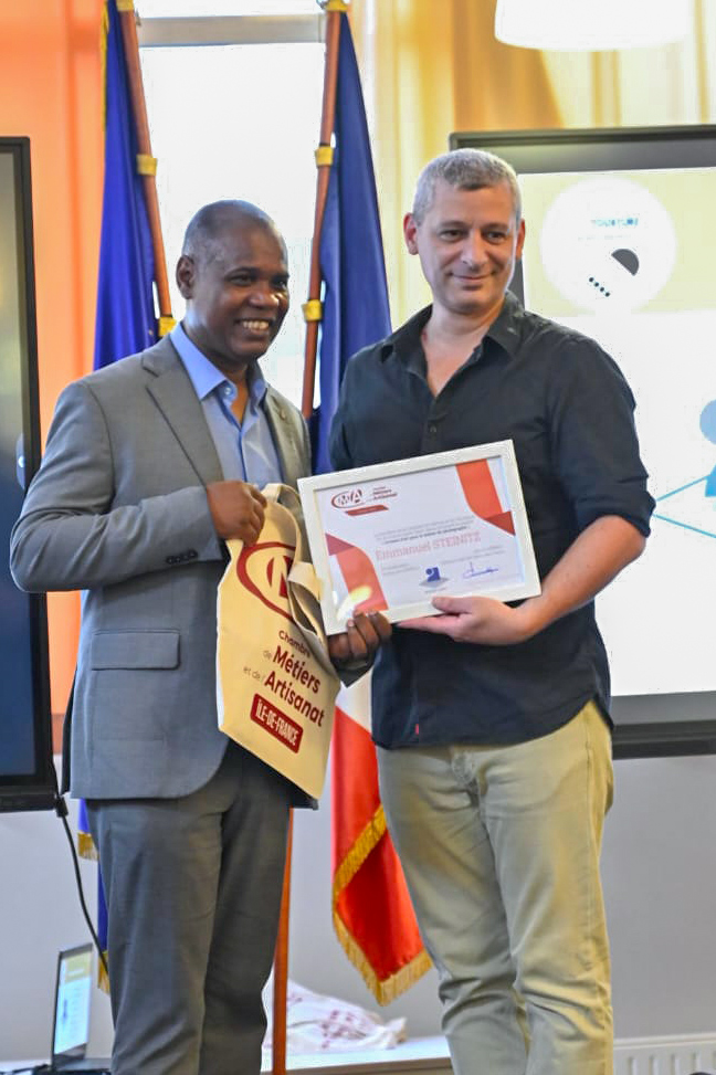 Emmanuel Steinitz recevant la qualité d’Artisan d’Art Photographe lors de la cérémonie à la CMA de Bobigny.