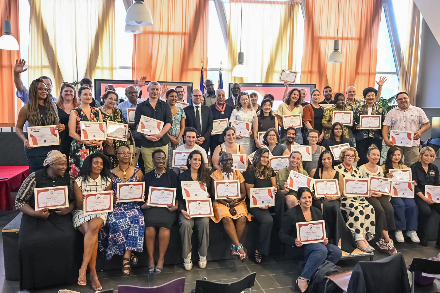 Photo de groupe des lauréats Artisan d’Art 2026 à la CMA de Bobigny, avec Emmanuel Steinitz, photographe.